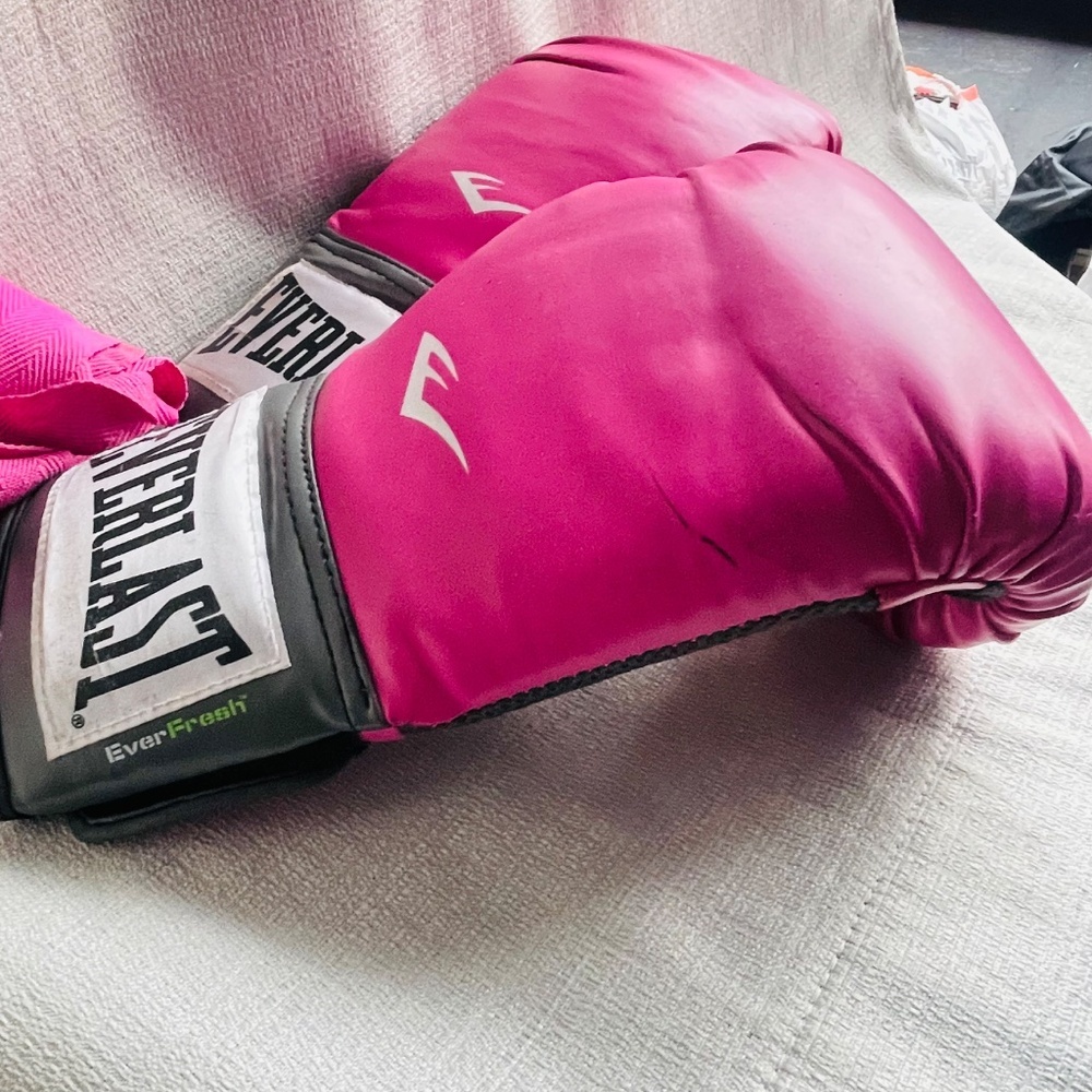 Everlast Fuchsia Boxing Gloves Level 1 - Picture 3 of 8